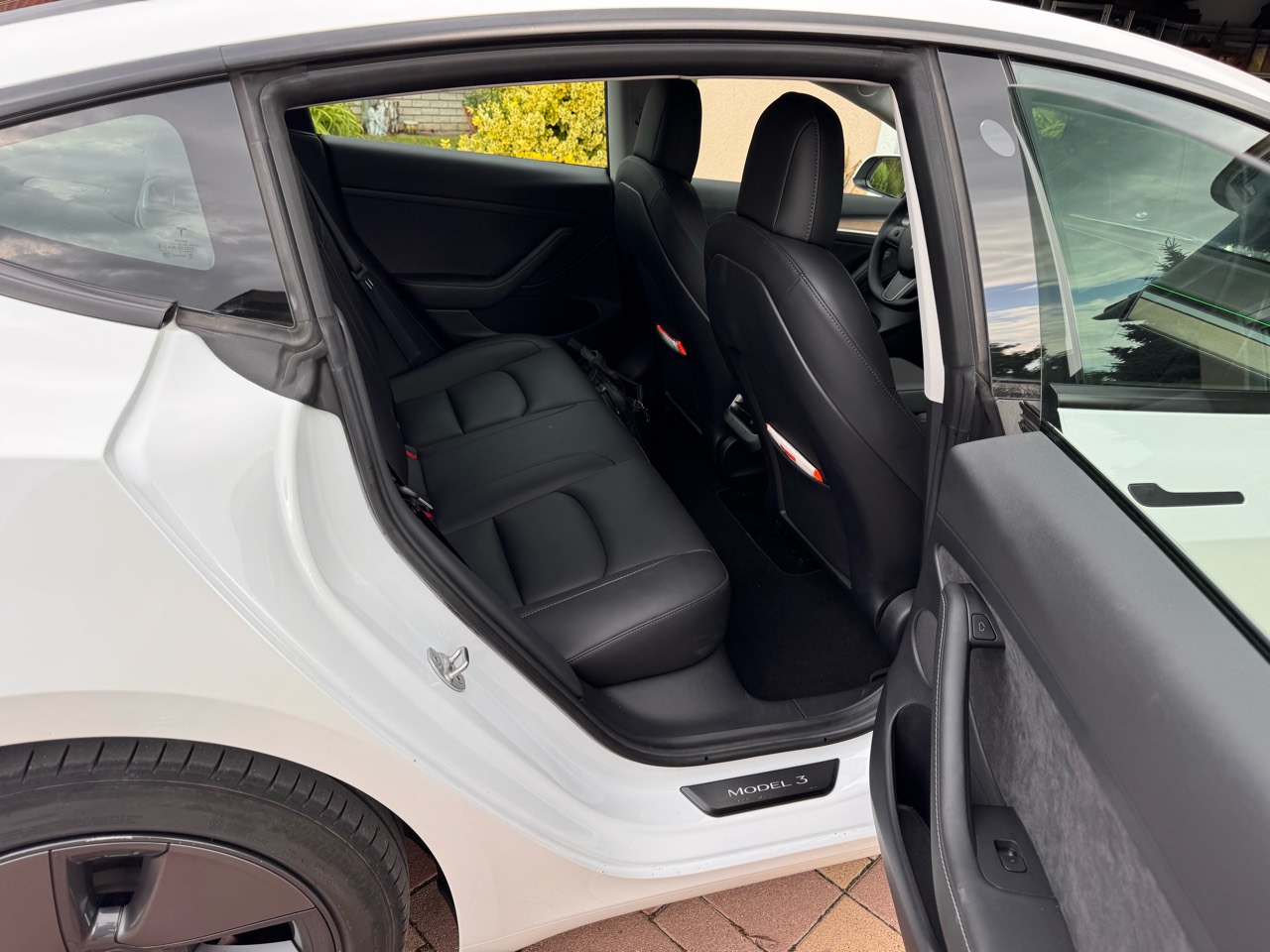 Fehér Tesla Model 3 hátsó utastere