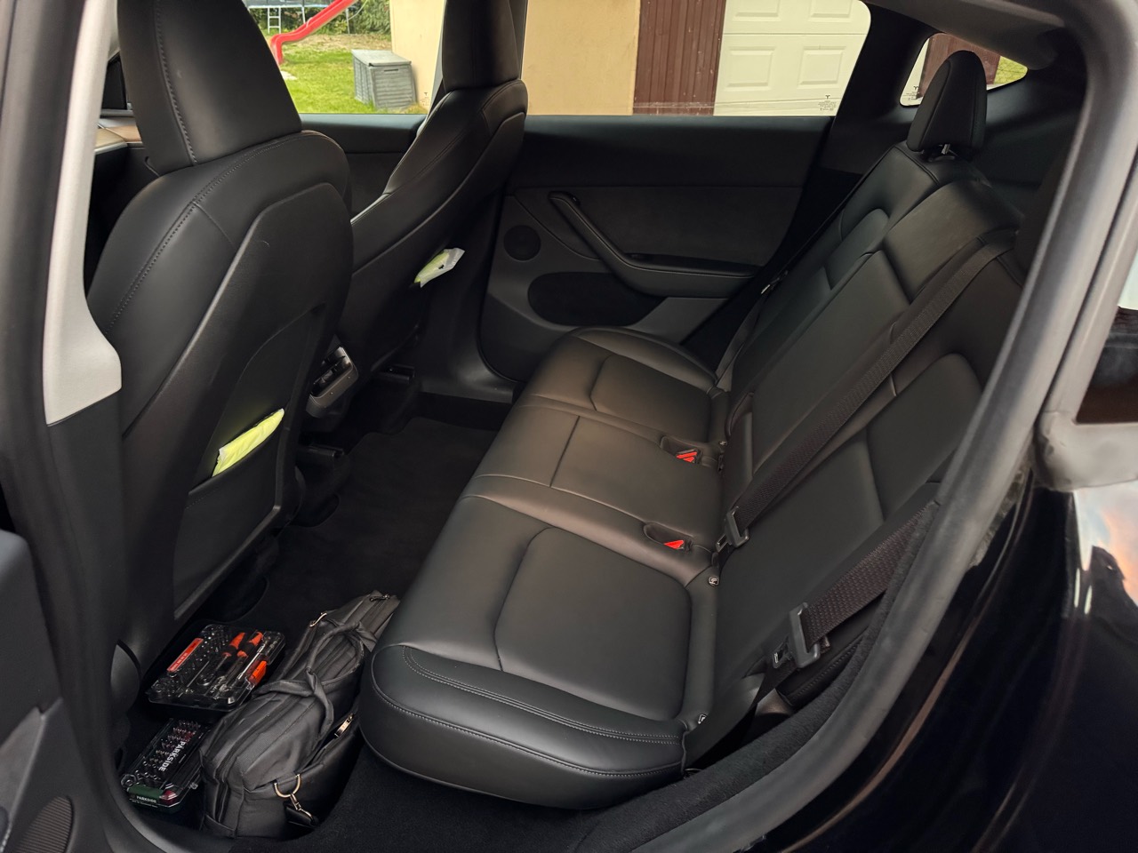Tesla Model Y hátsó üléssora